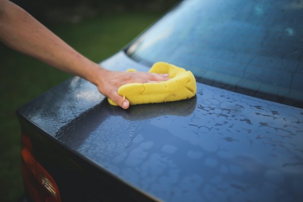cleaning a car before polishing
